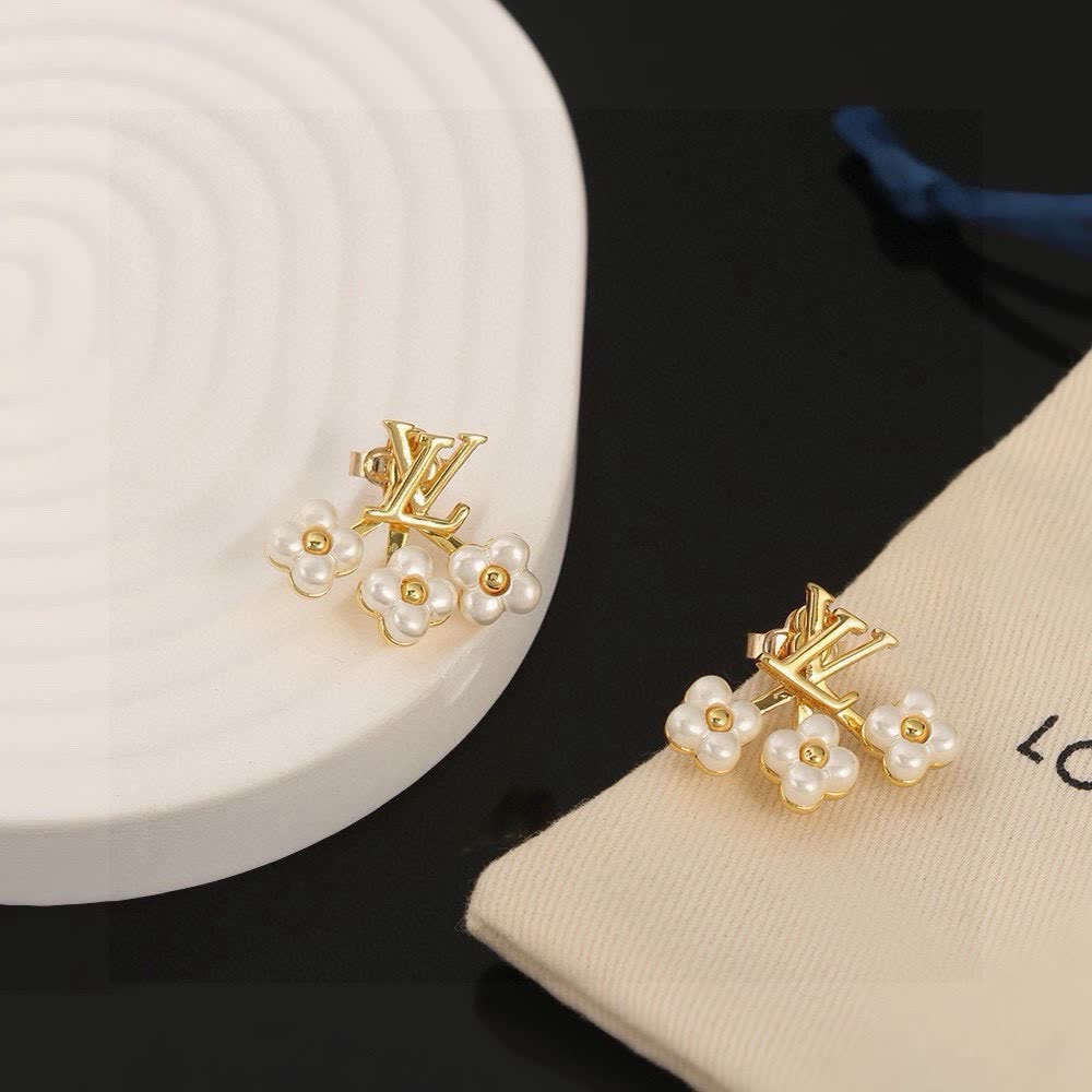 Louis Vuitton Gold Tone Pearl Flower Stud Earrings Louis Vuitton Gold Tone Pearl Flower Stud Earrings
